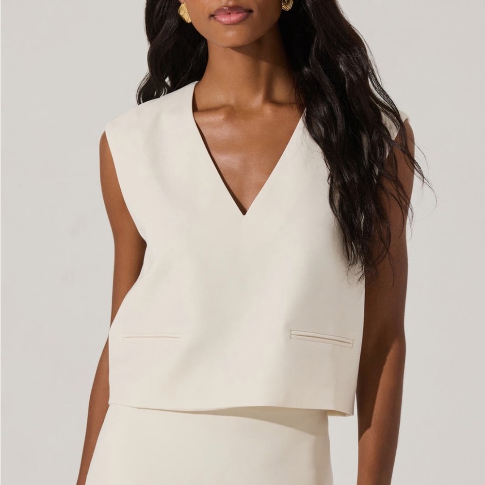 ASTR The Label V-Neck Sleeveless Boxy Top